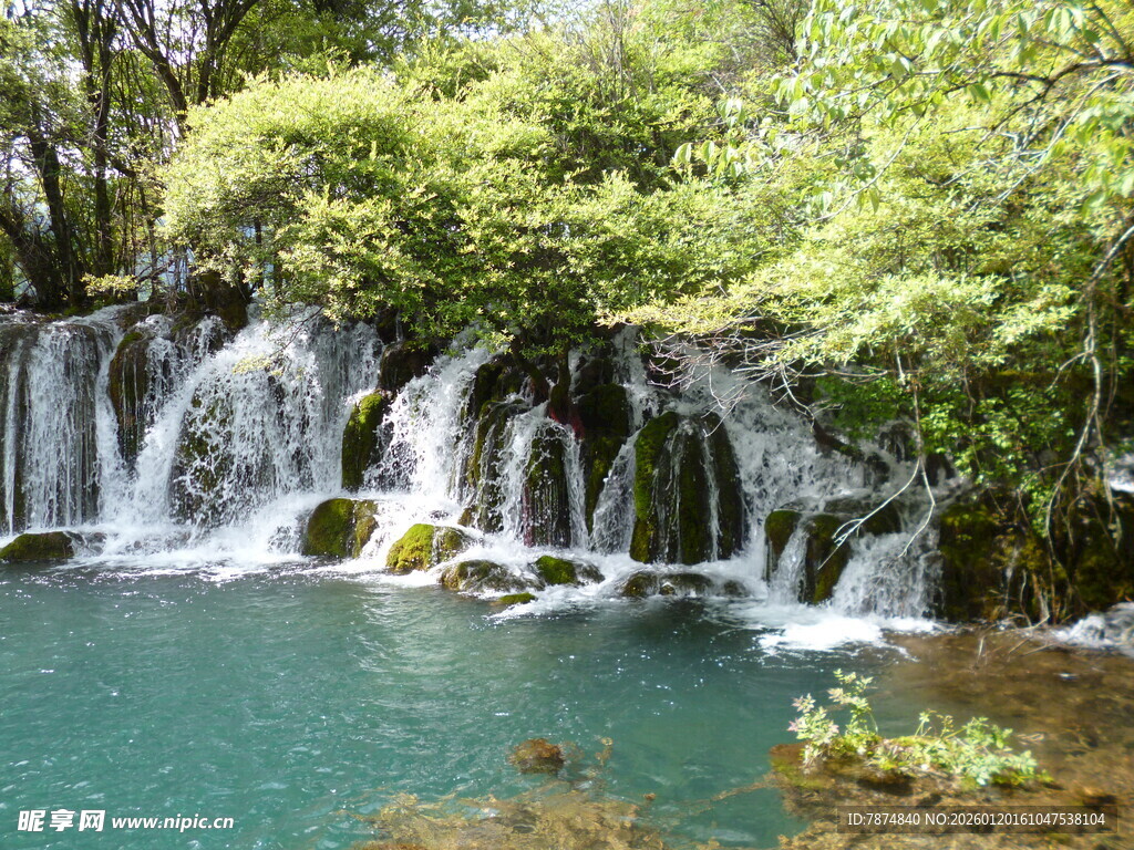 秀丽山林间的清澈瀑布景观