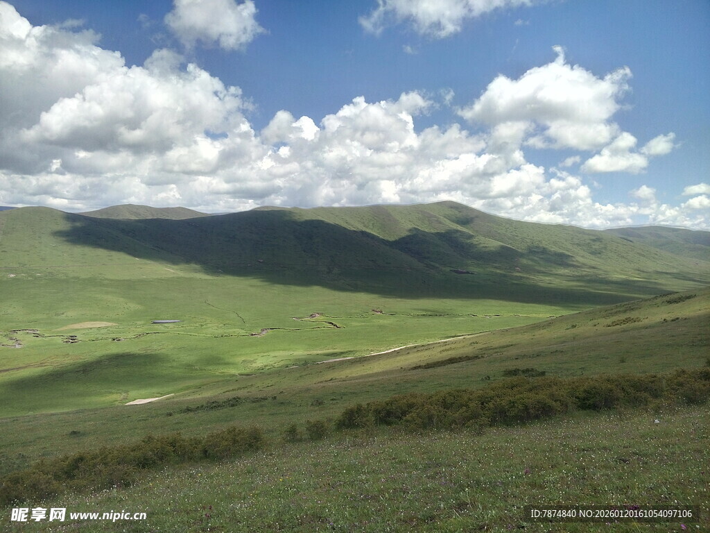 广袤草原与蓝天白云美景