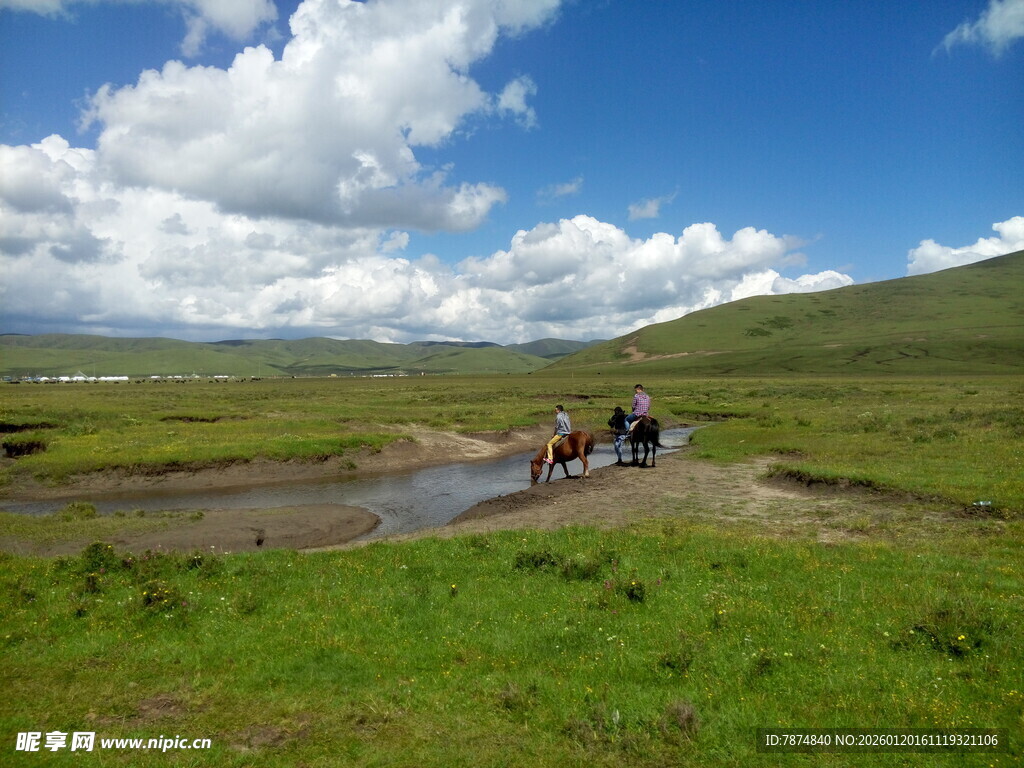 草原骑行队伍穿越溪流