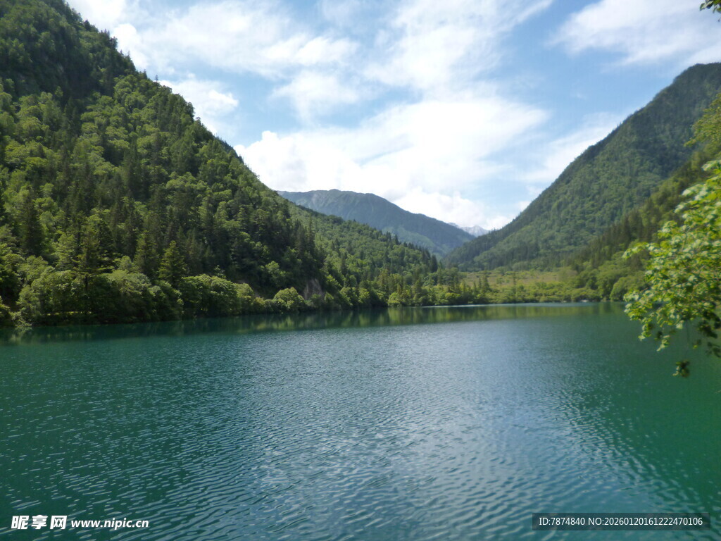 青山环抱的碧绿宁静湖泊