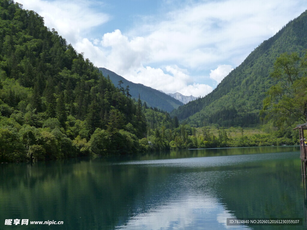 青山绿水间的静谧湖泊