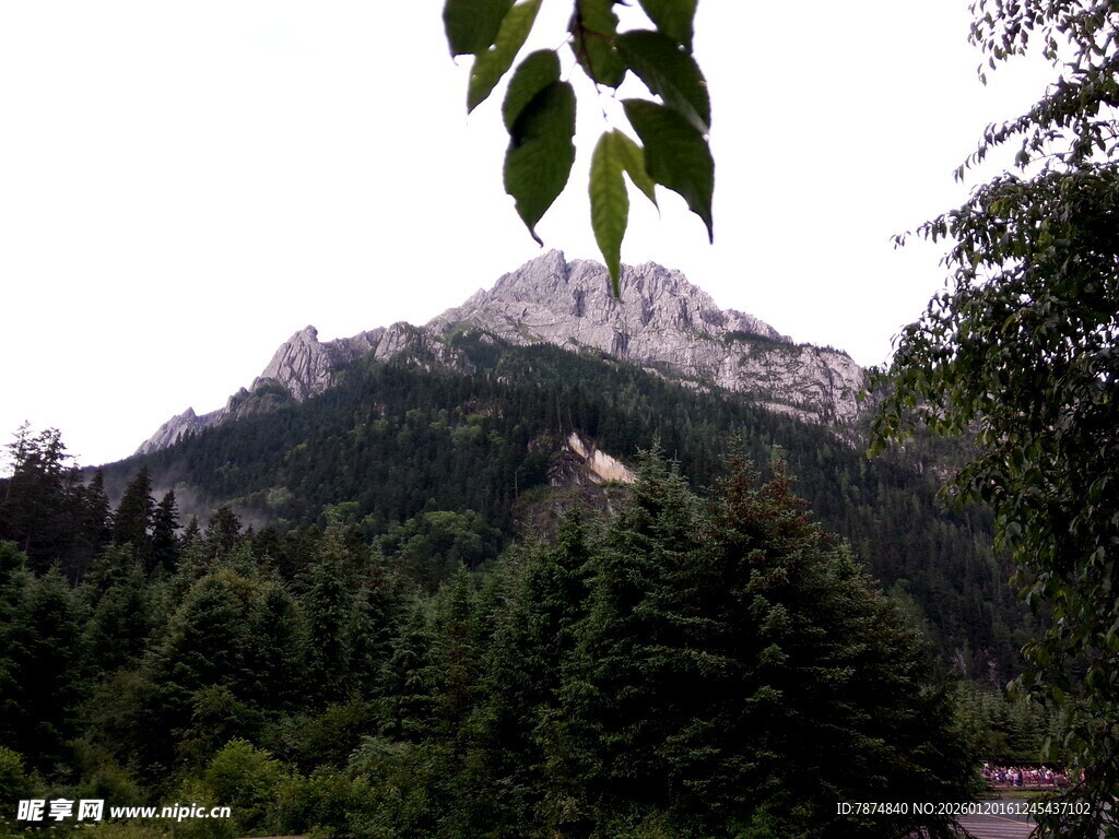 山林间的巍峨山峰