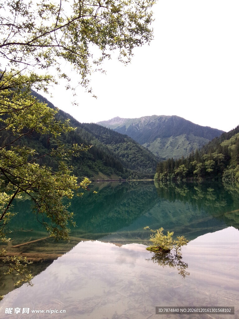 秀丽山水间的静谧湖泊