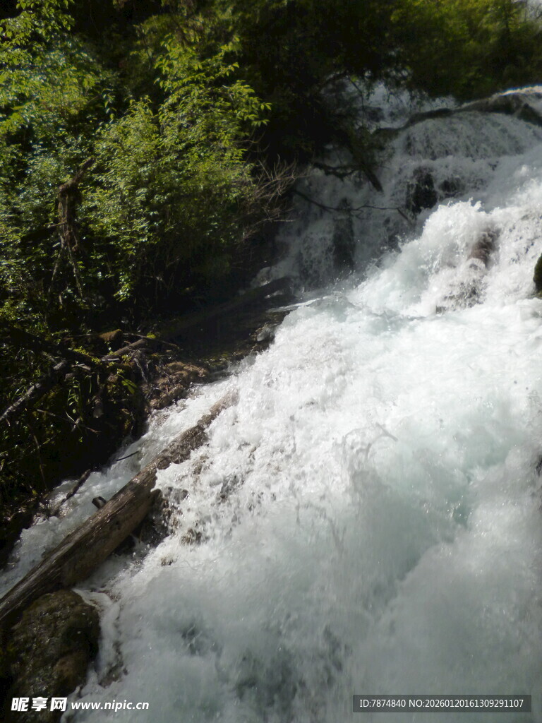 山间湍急溪流瀑布景观