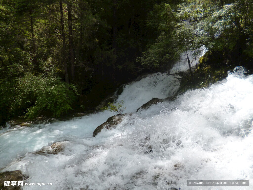 山间溪流瀑布景观图