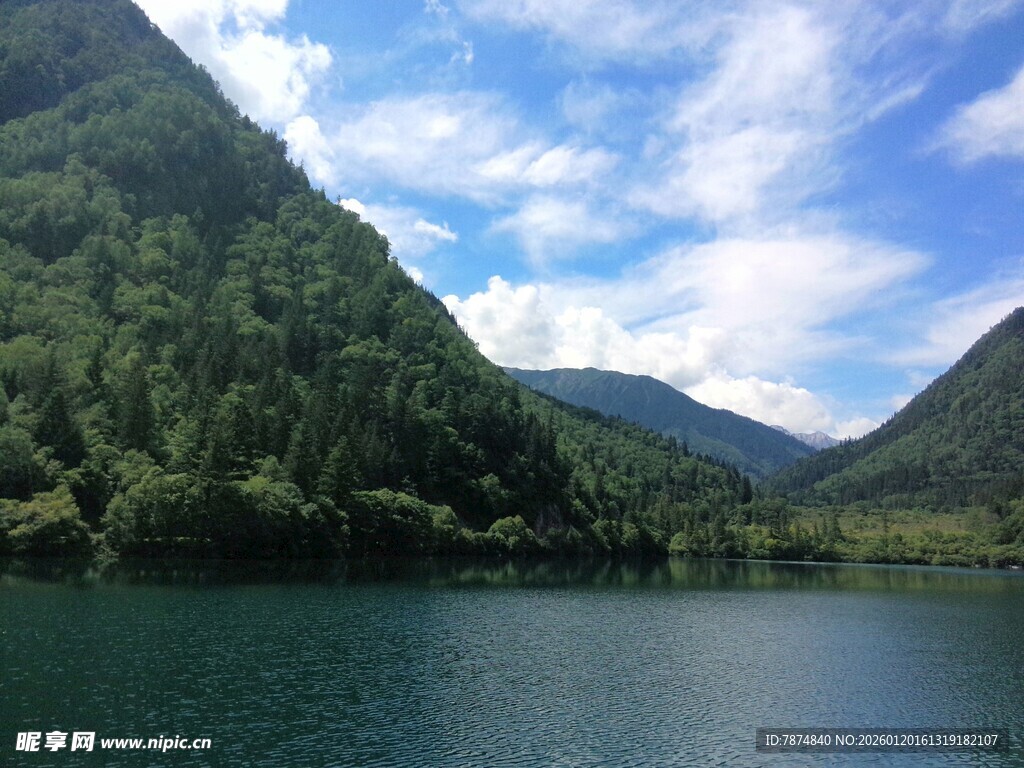 青山绿水间的宁静湖泊