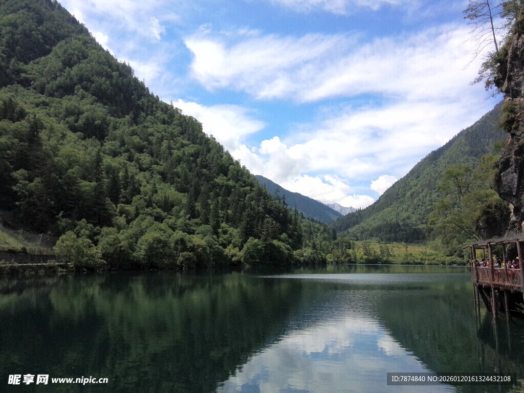 青山绿水间的宁静湖泊