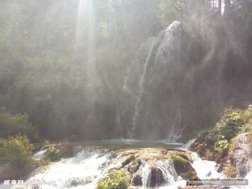 阳光洒落山间瀑布美景
