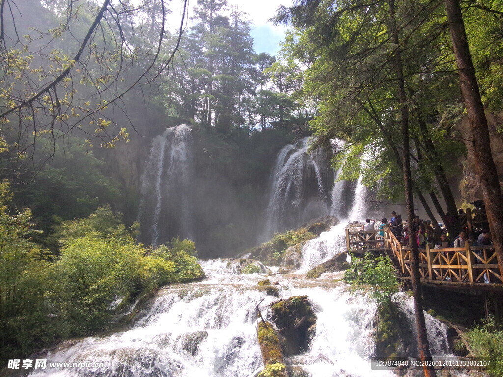 山林间的秀丽瀑布景观