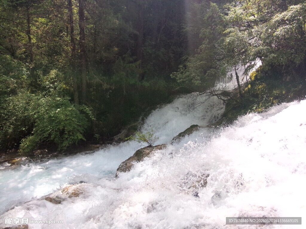 山间湍急溪流瀑布景观