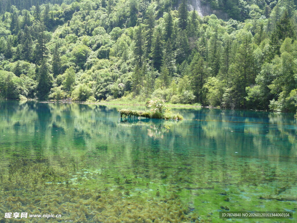 山间碧湖 自然静谧之景