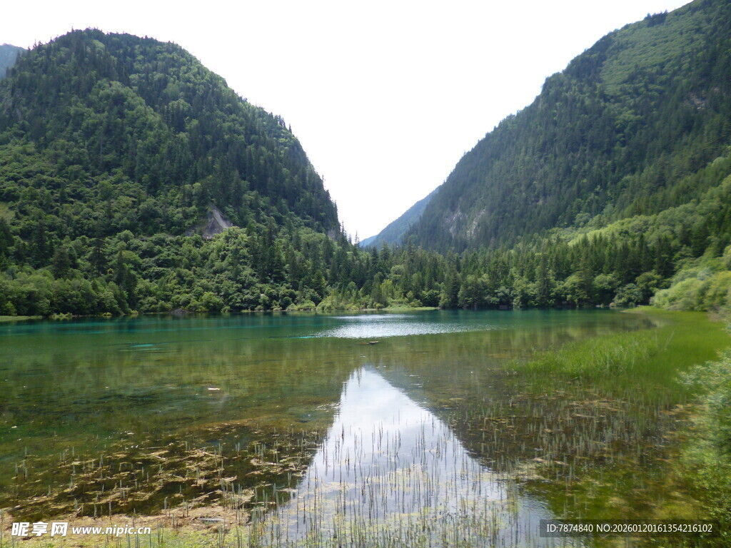 青山绿水间的静谧湖泊