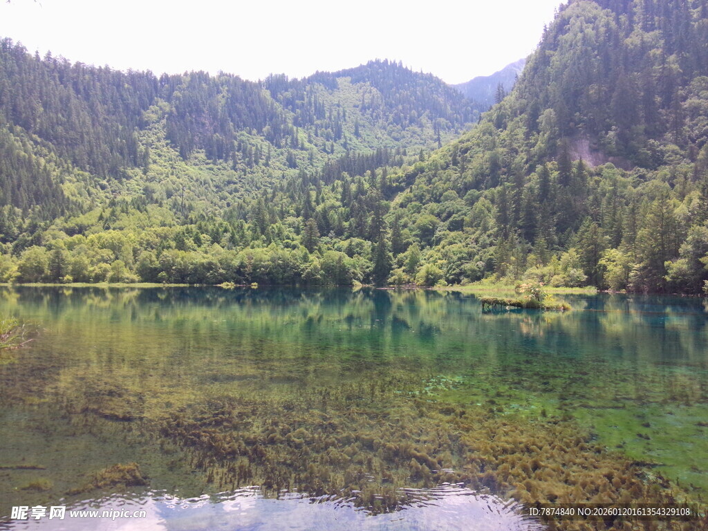 秀丽山水间的澄澈湖泊