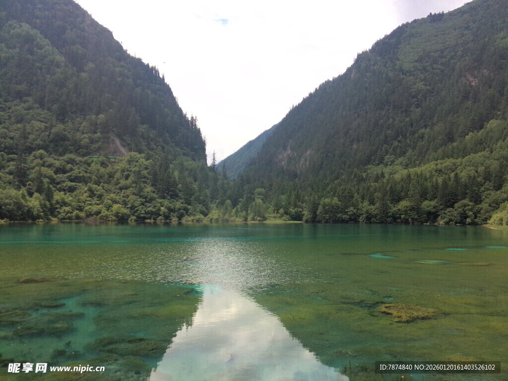 青山绿水间的澄澈湖泊