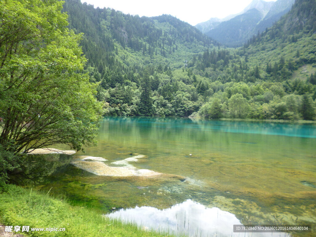 青山绿水间的秀丽湖泊
