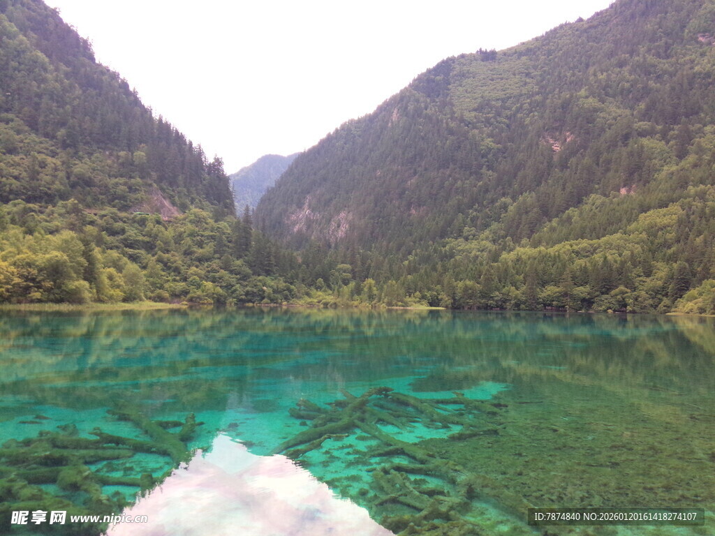 清澈碧绿的山间湖泊