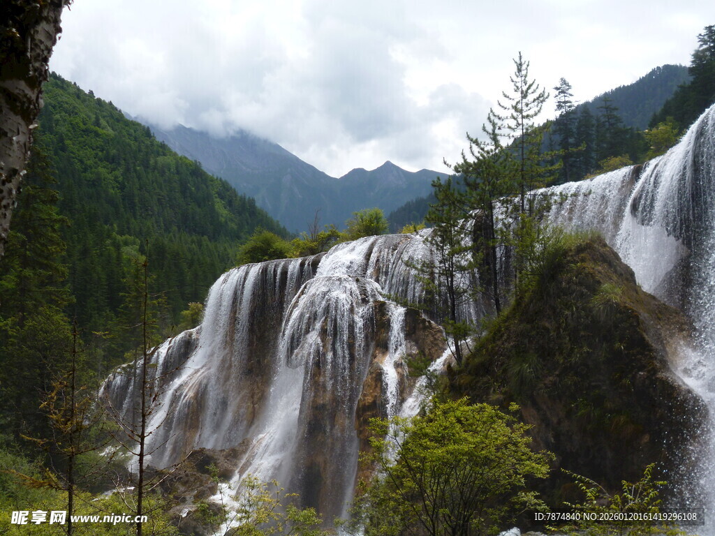 山间壮丽瀑布景观