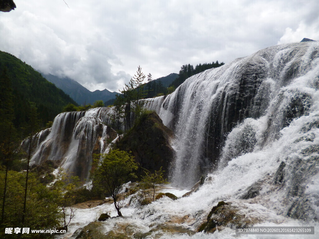 壮观山间瀑布景观