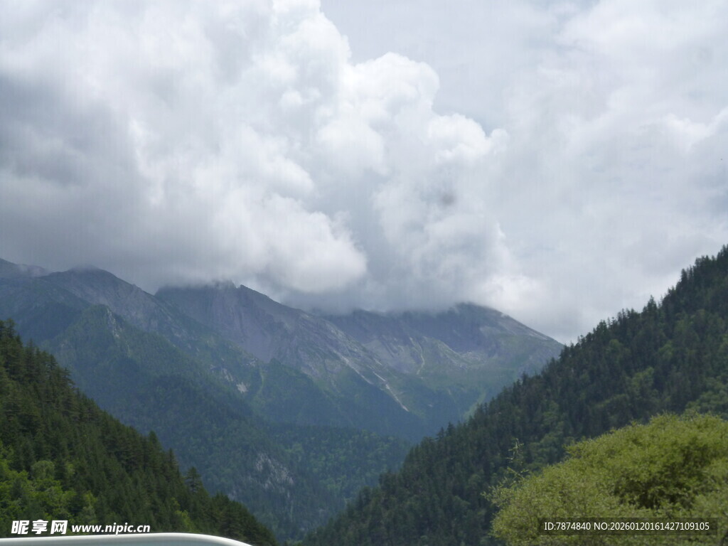 山间云雾缭绕的秀丽景致