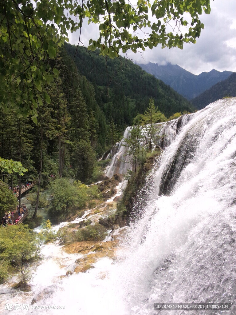 山间壮丽瀑布景观