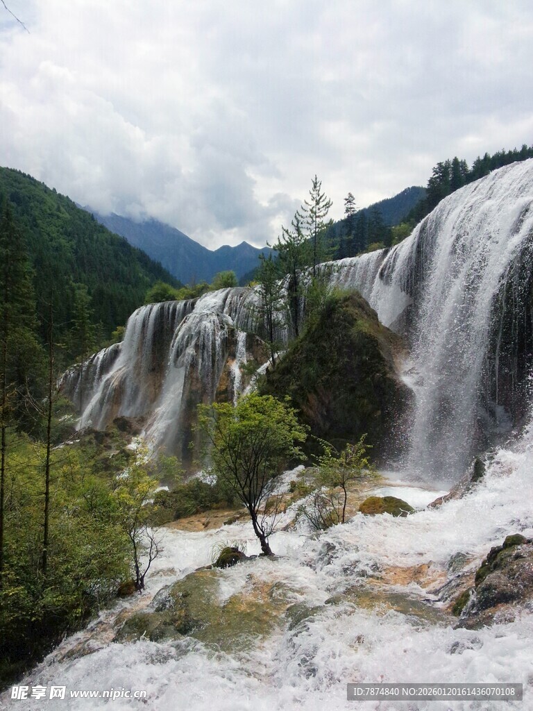 壮丽山间瀑布景观