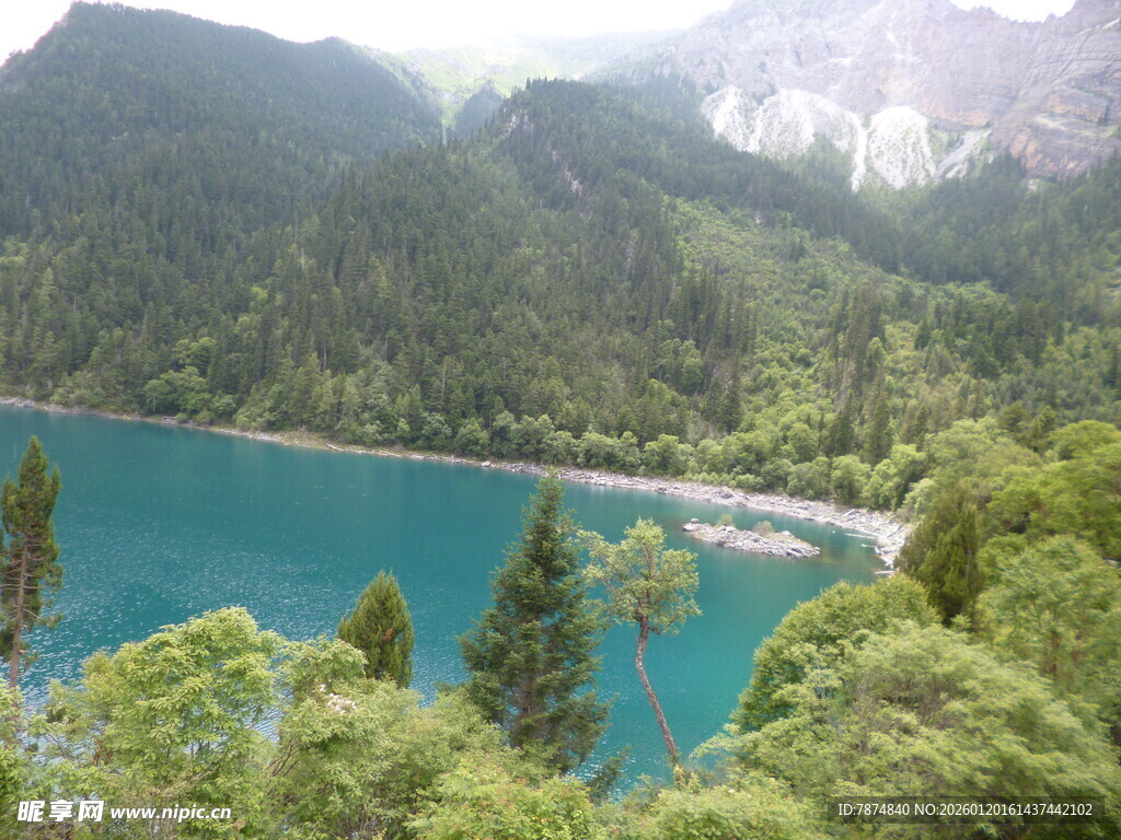 青山环抱的幽蓝湖泊