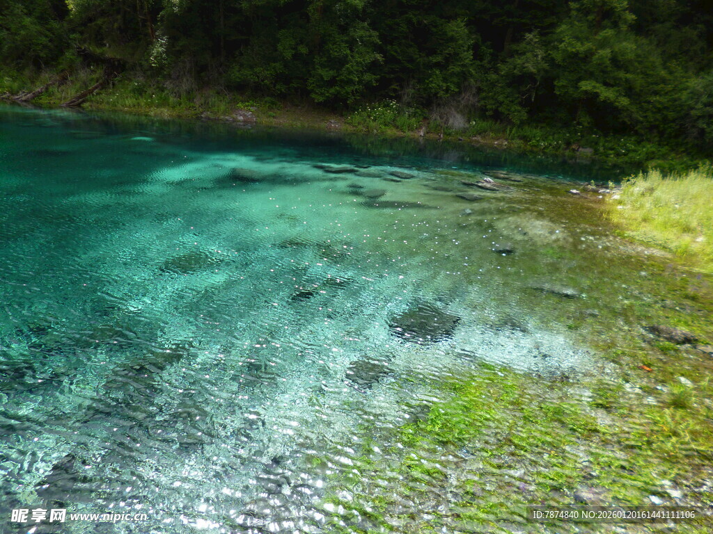 清澈蓝绿湖水与岸边景致