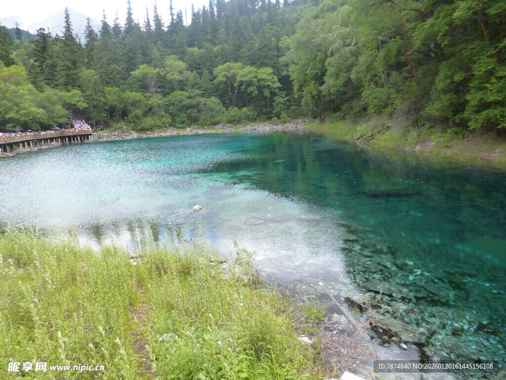 山间碧绿清澈的美丽湖泊