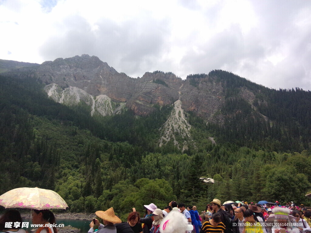 雨中群山下游人聚集