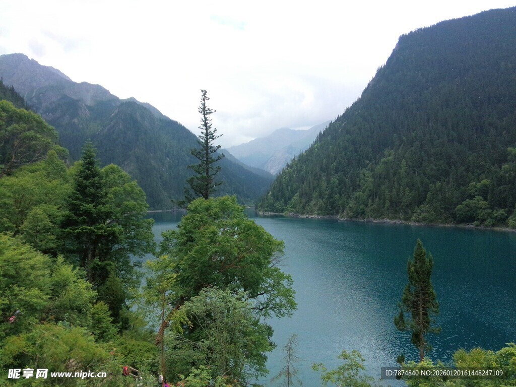 秀丽山水间的静谧湖泊