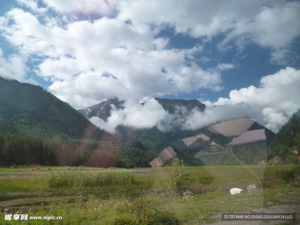 山间绿野 云绕青山美景