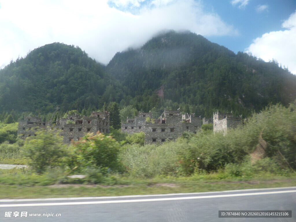 公路旁的山间古老建筑