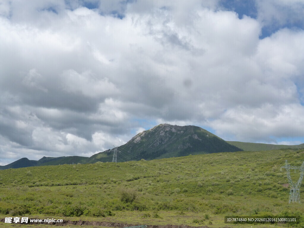 草原山峦间的壮阔风光