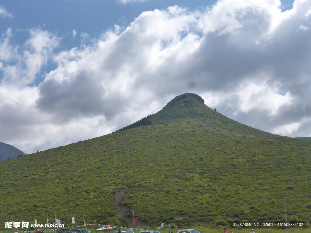 青山蓝天间的秀丽山峰
