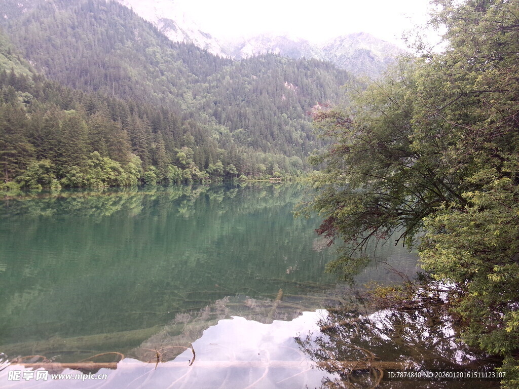 山间碧绿湖水自然美景