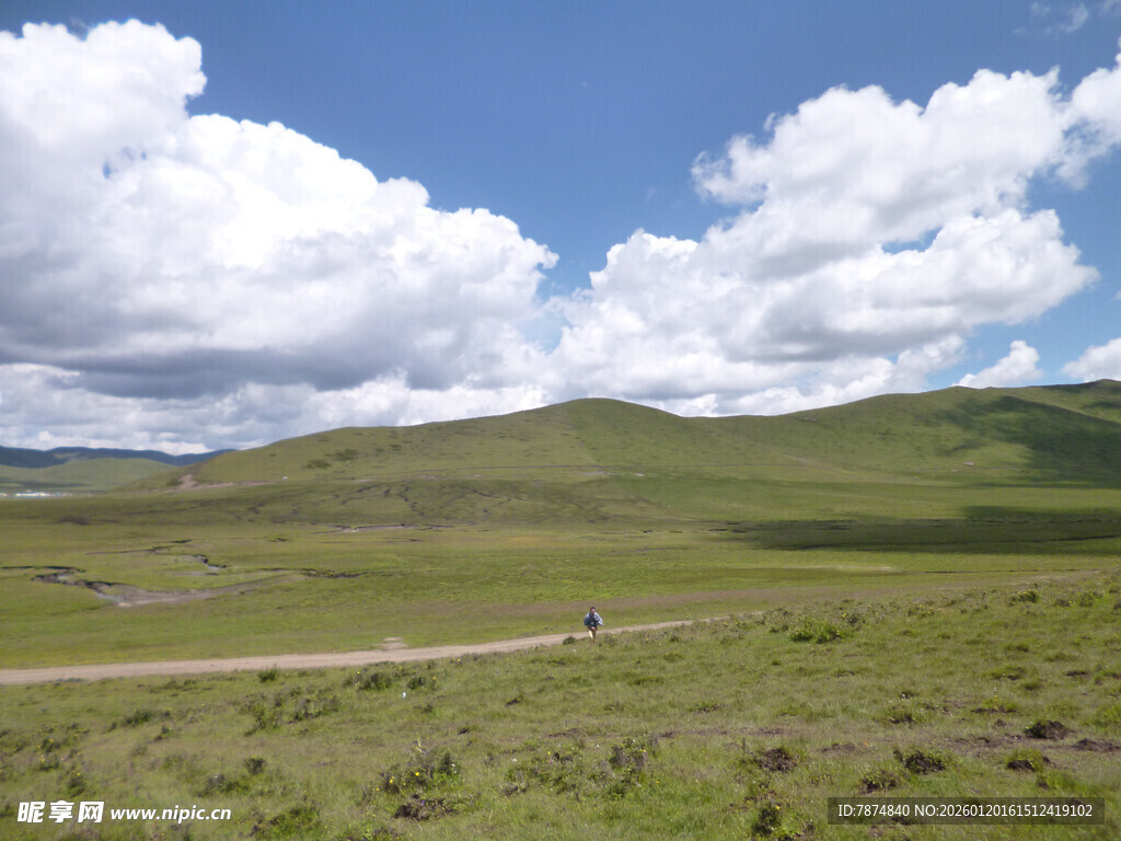 草原风光 蓝天白云之路