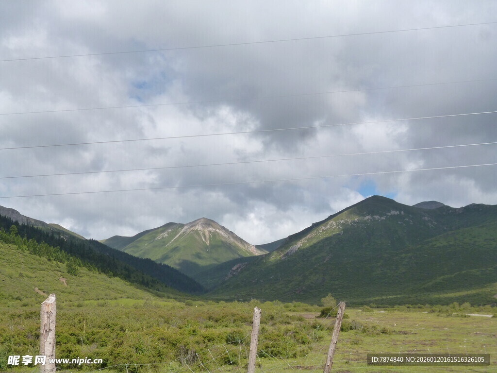 草原山峦间的自然景致