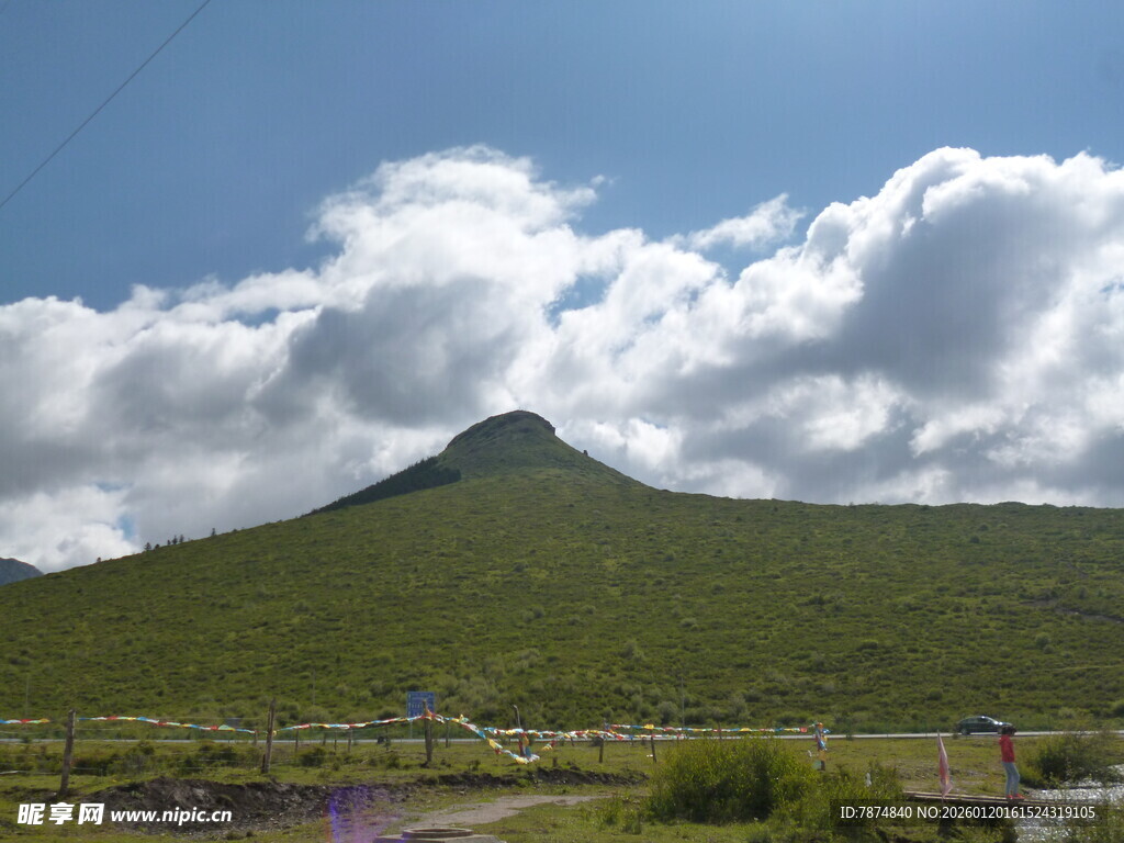 青山蓝天间的壮美风光