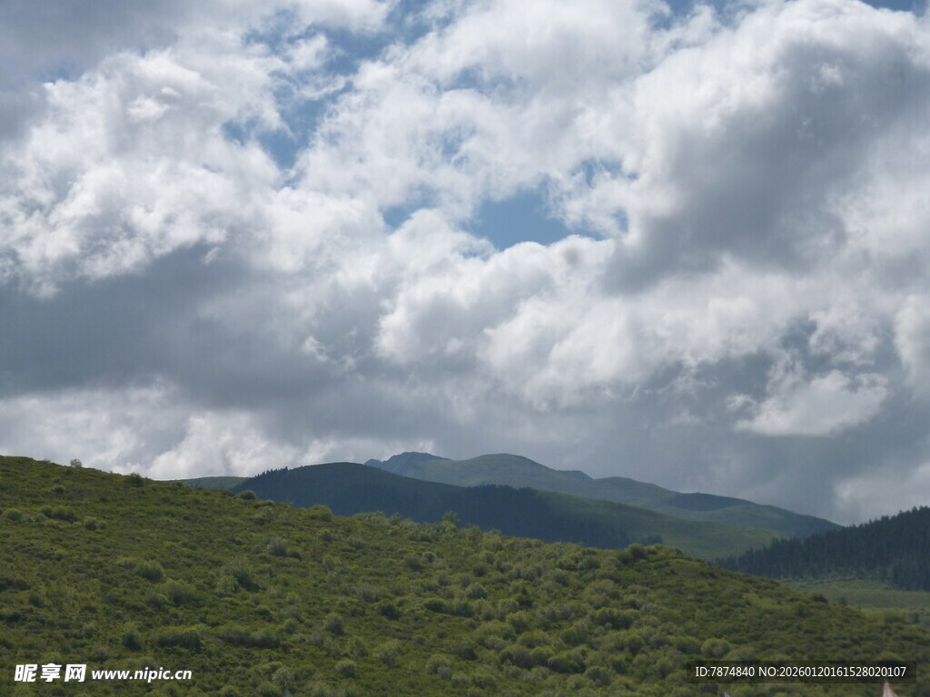 山间云海 绿意盎然