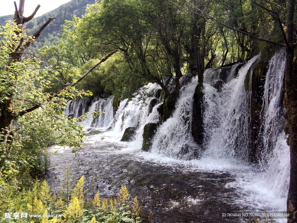 山间瀑布 绿意环绕的美景