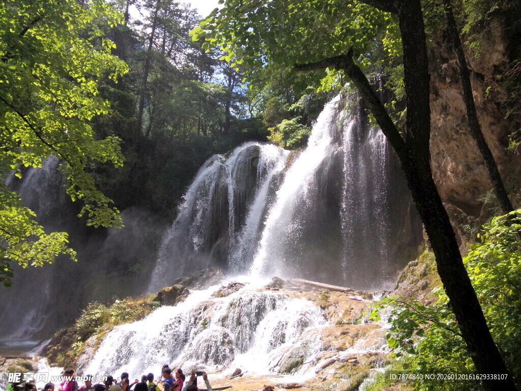 山林间壮观的瀑布景观