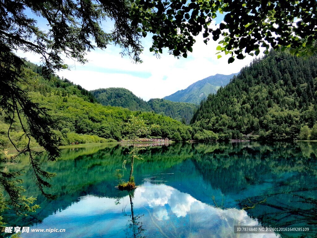 梦幻蓝湖 山林间的静谧美景