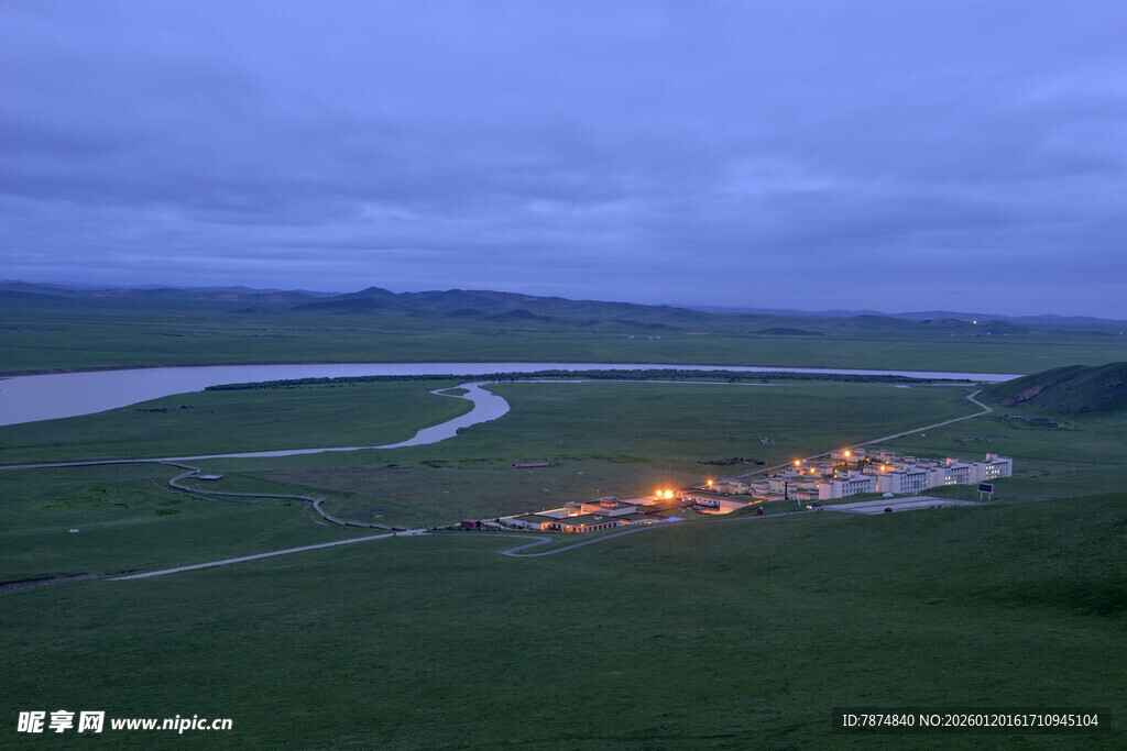 草原暮色中的村落与河流