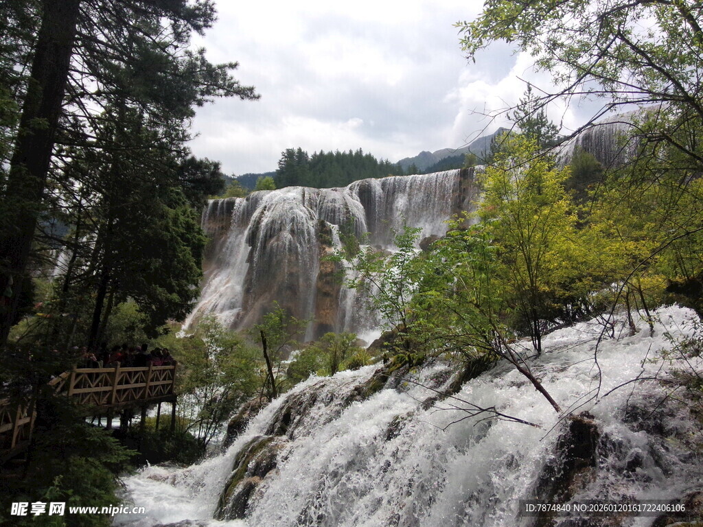 山间瀑布旁的自然景致