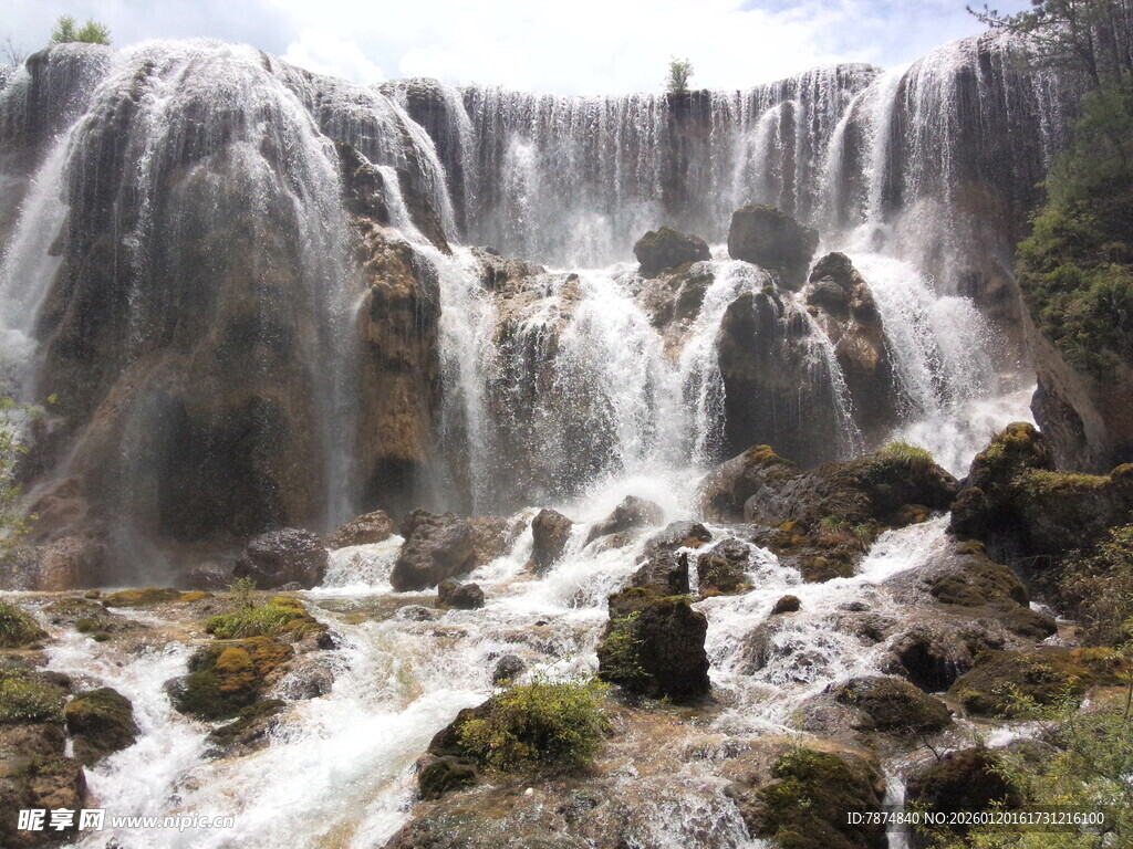 壮观瀑布下的嶙峋怪石