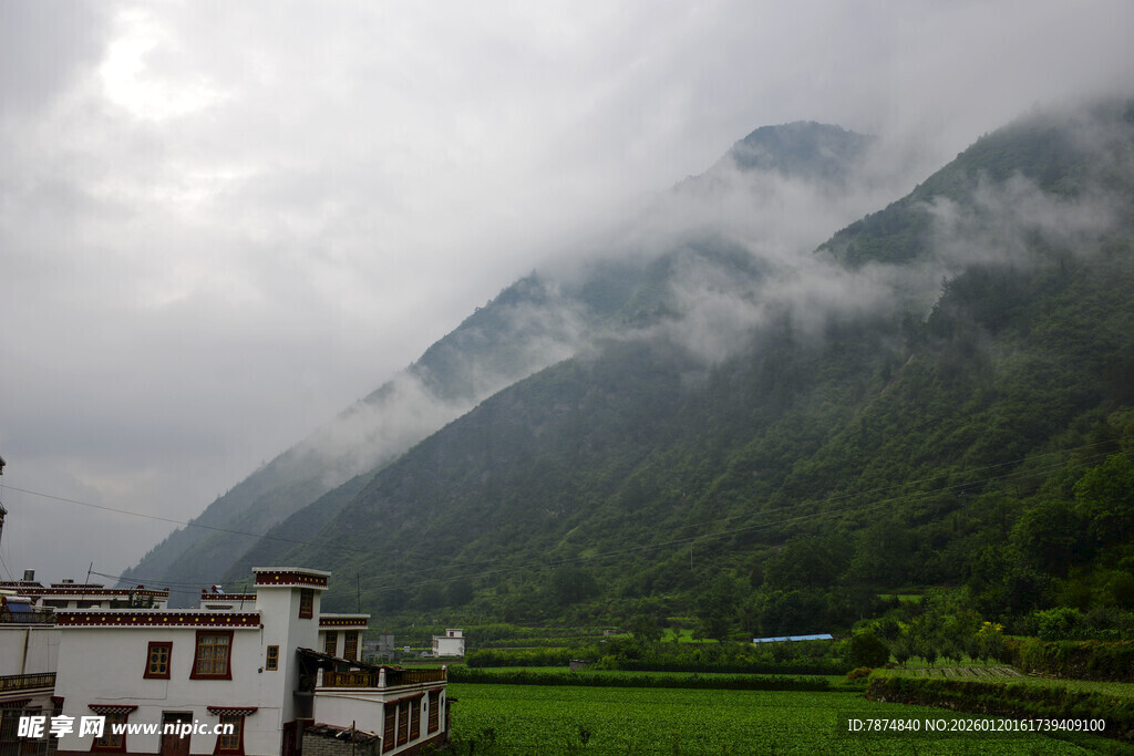 云雾缭绕的山间村落