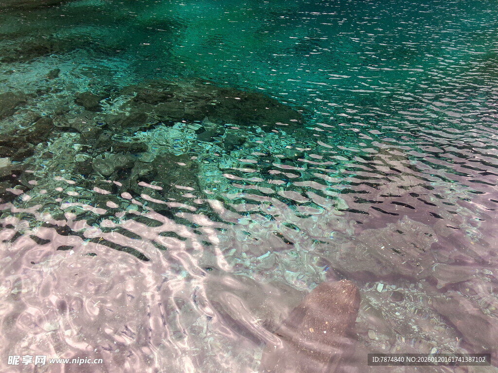 清澈海水中的波纹与光影