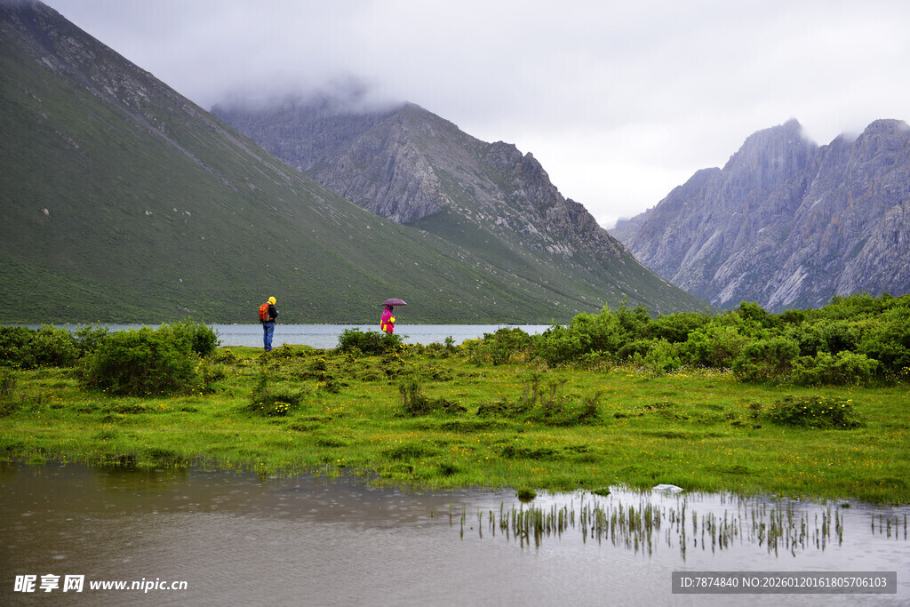 山间湖畔的徒步者