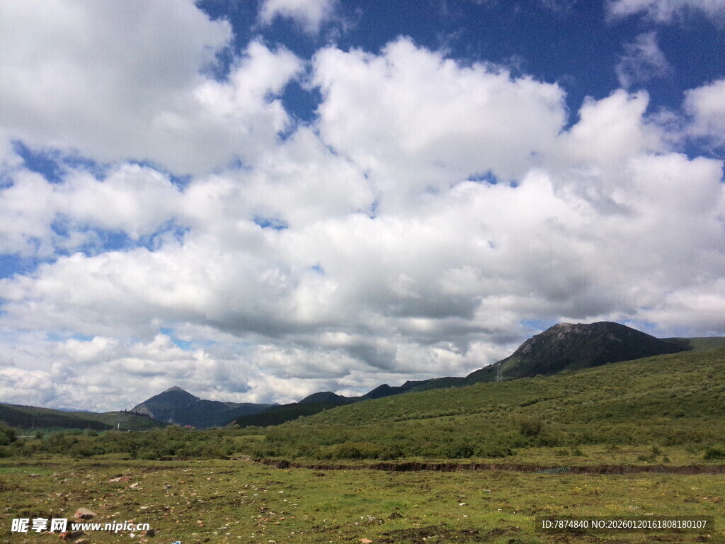 草原山峦间的蓝天白云