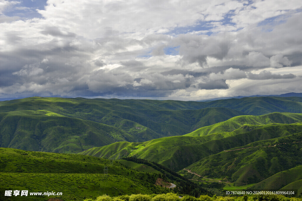 山峦云海间的翠绿景致